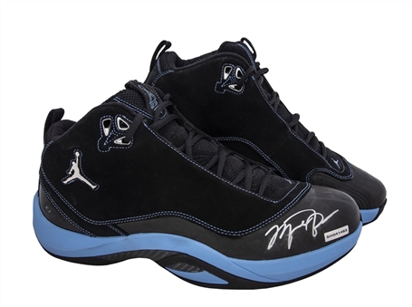 Michael Jordan Signed Air Jordan Dentro Sneakers (UDA)